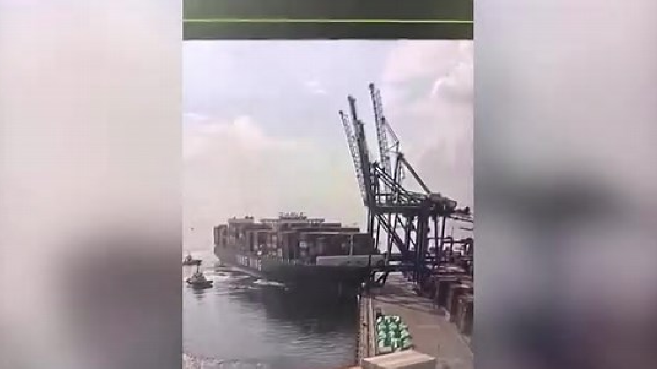 El impactante momento en que un gigantesco buque portacontenedores choca y derriba grúas en el puerto turco